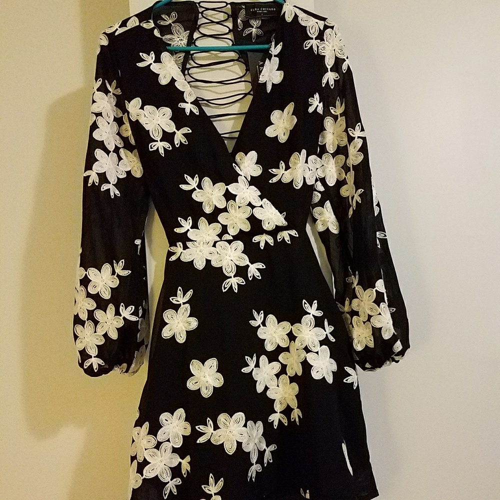 🚫 SOLD 🚫 Floral lace up back dress. - Picture 3 of 7