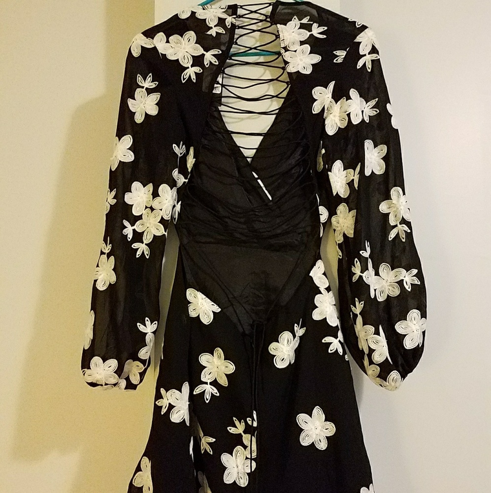🚫 SOLD 🚫 Floral lace up back dress. - Picture 4 of 7