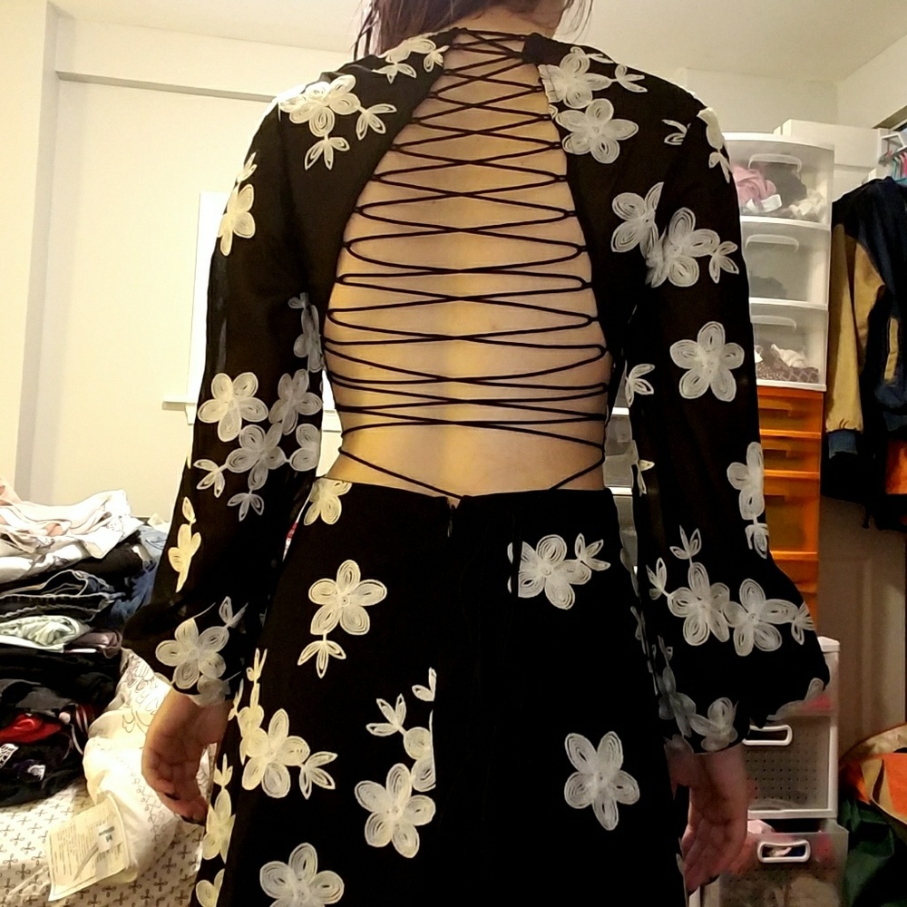 🚫 SOLD 🚫 Floral lace up back dress. - Picture 7 of 7