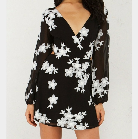 AKIRA Dresses & Skirts - 🚫 SOLD 🚫 Floral lace up back dress.