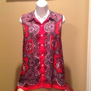 Beautiful ladies paisley top 🌺🐳🌷