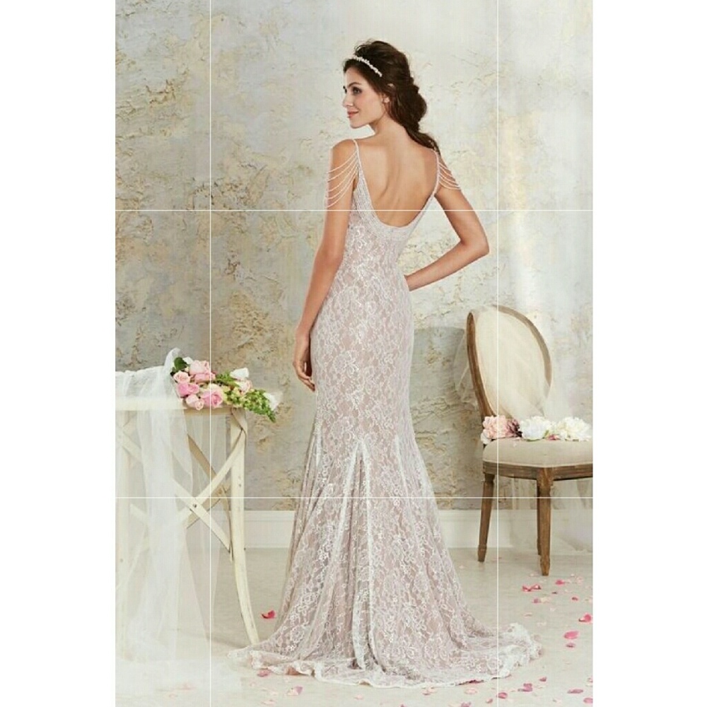 Wedding dress and veil - Picture 2 of 5