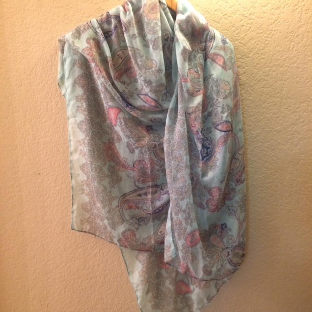 Light Paisley Style Scarf