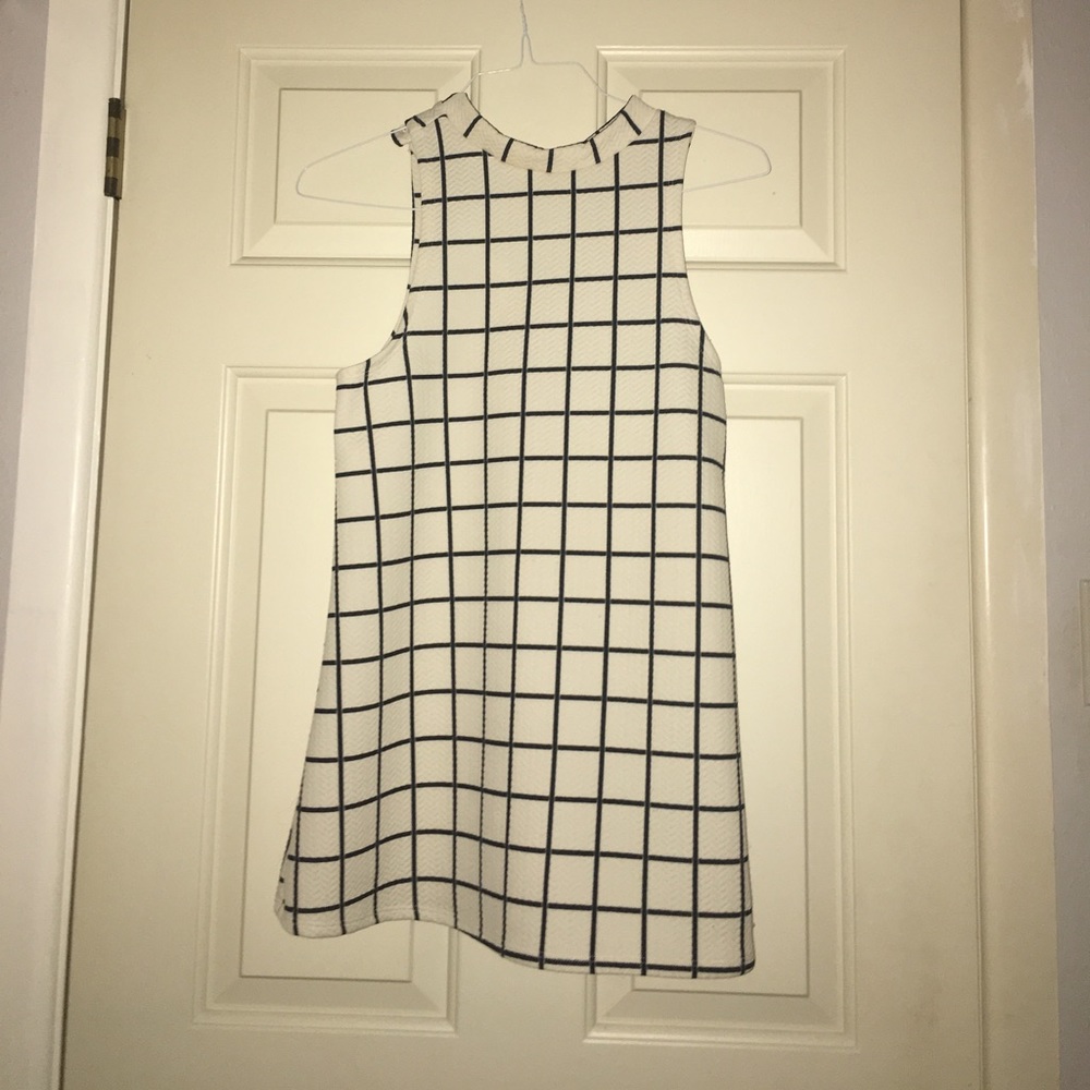 Short black and white checkered shift dress