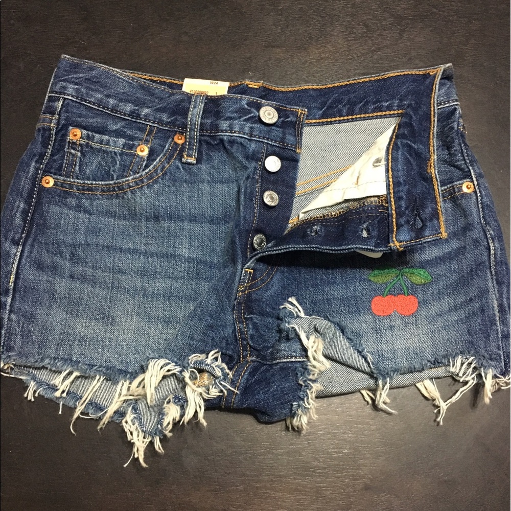 Levi's 501 Shorts - Picture 3 of 6