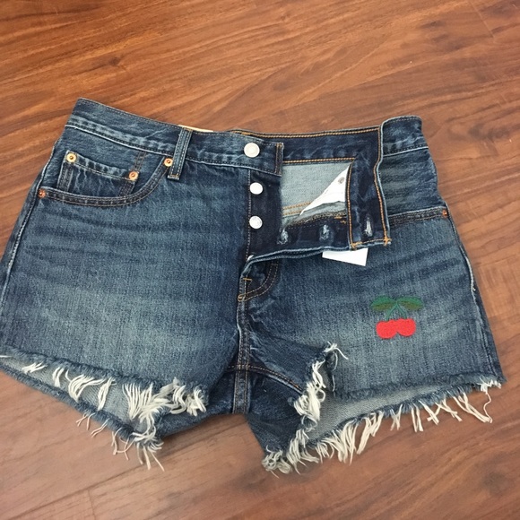 Levi's 501 Shorts - Picture 6 of 6