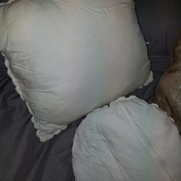 2 White throw pillows - Picture 2 of 4