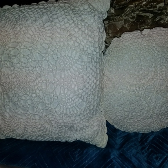 2 White throw pillows - Picture 3 of 4