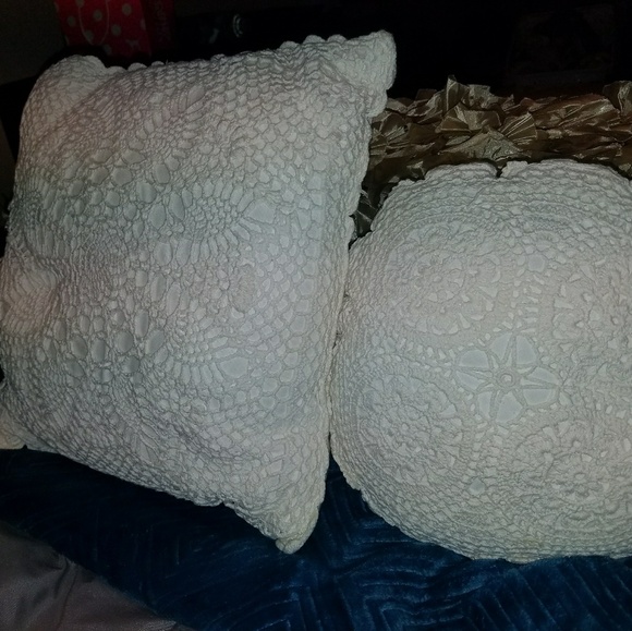 2 White throw pillows - Picture 4 of 4