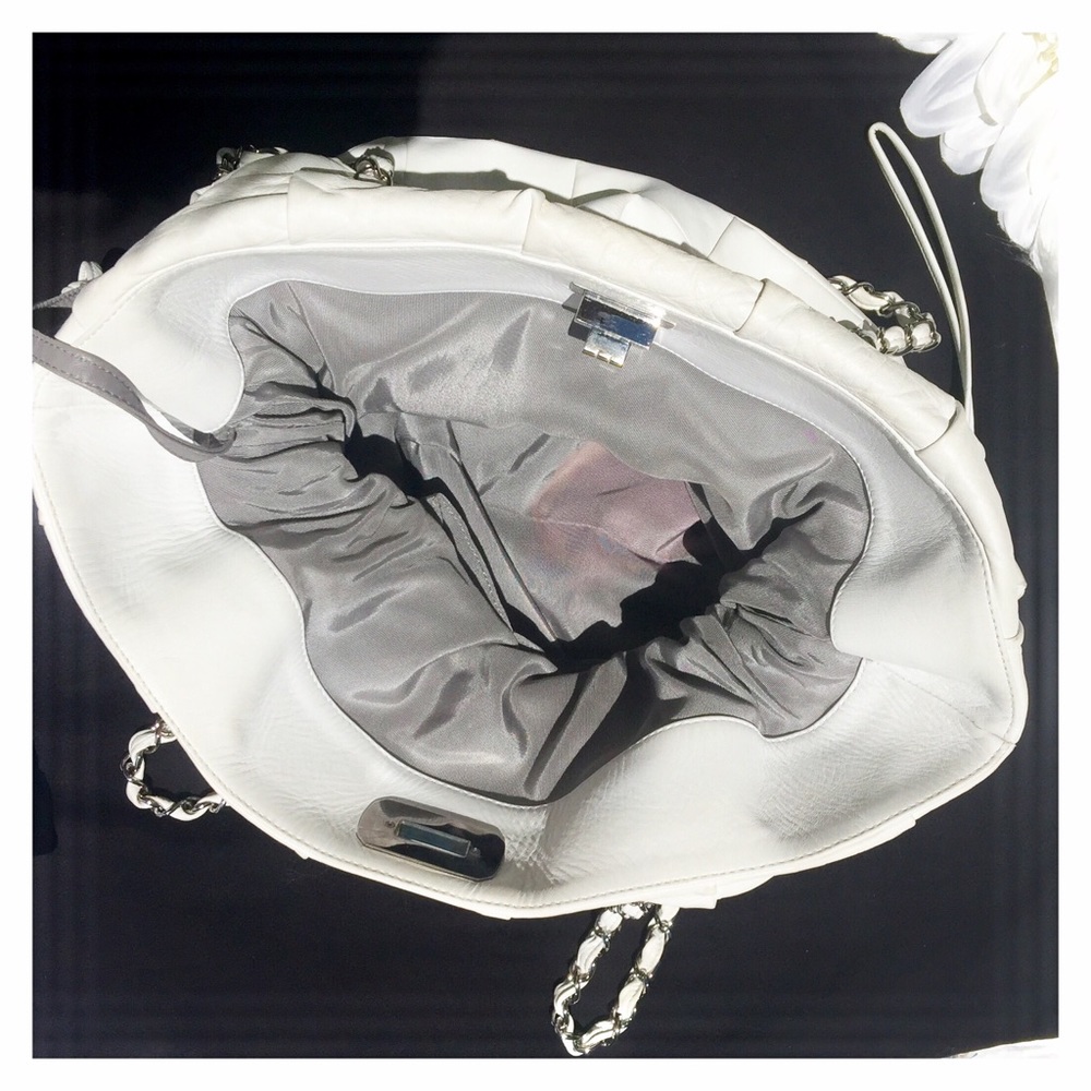 CHANEL IGLOO WHITE DRAWSTRING TOTE BAG - Picture 6 of 8