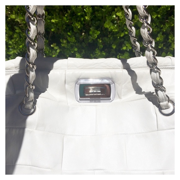CHANEL IGLOO WHITE DRAWSTRING TOTE BAG - Picture 3 of 8