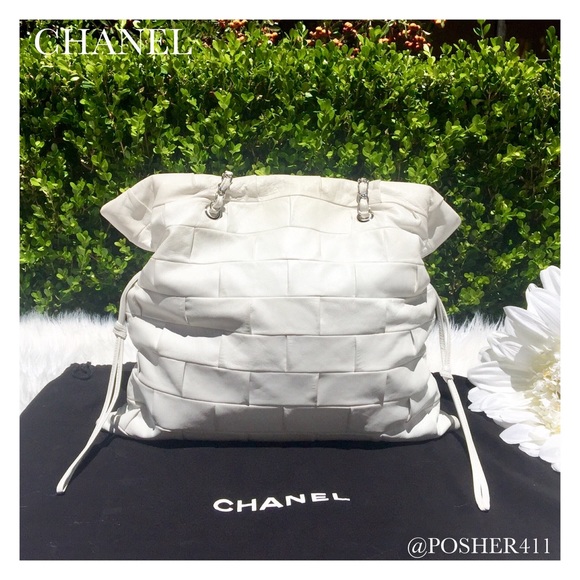 CHANEL IGLOO WHITE DRAWSTRING TOTE BAG - Picture 4 of 8