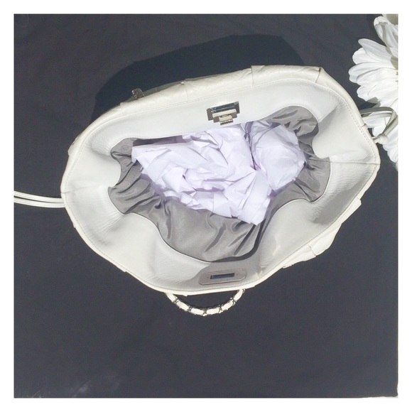 CHANEL IGLOO WHITE DRAWSTRING TOTE BAG - Picture 5 of 8