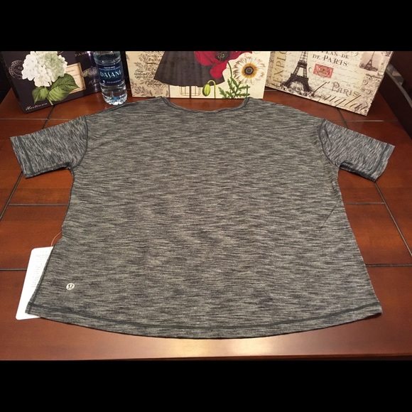 Lululemon Run it Out Tee-Black/Gray, Size 12 - Picture 3 of 5