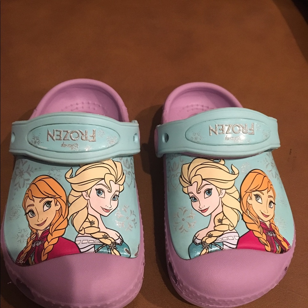 Girls Frozen Crocs Size 6-7 (Child)