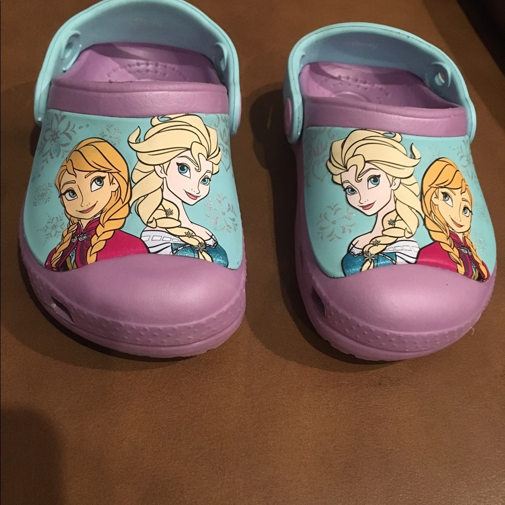 Girls Frozen Crocs Size 6-7 (Child)