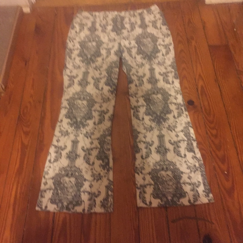 ❌SOLD❌ Cream Pants w/ Gray Architectural Pattern - Picture 6 of 7