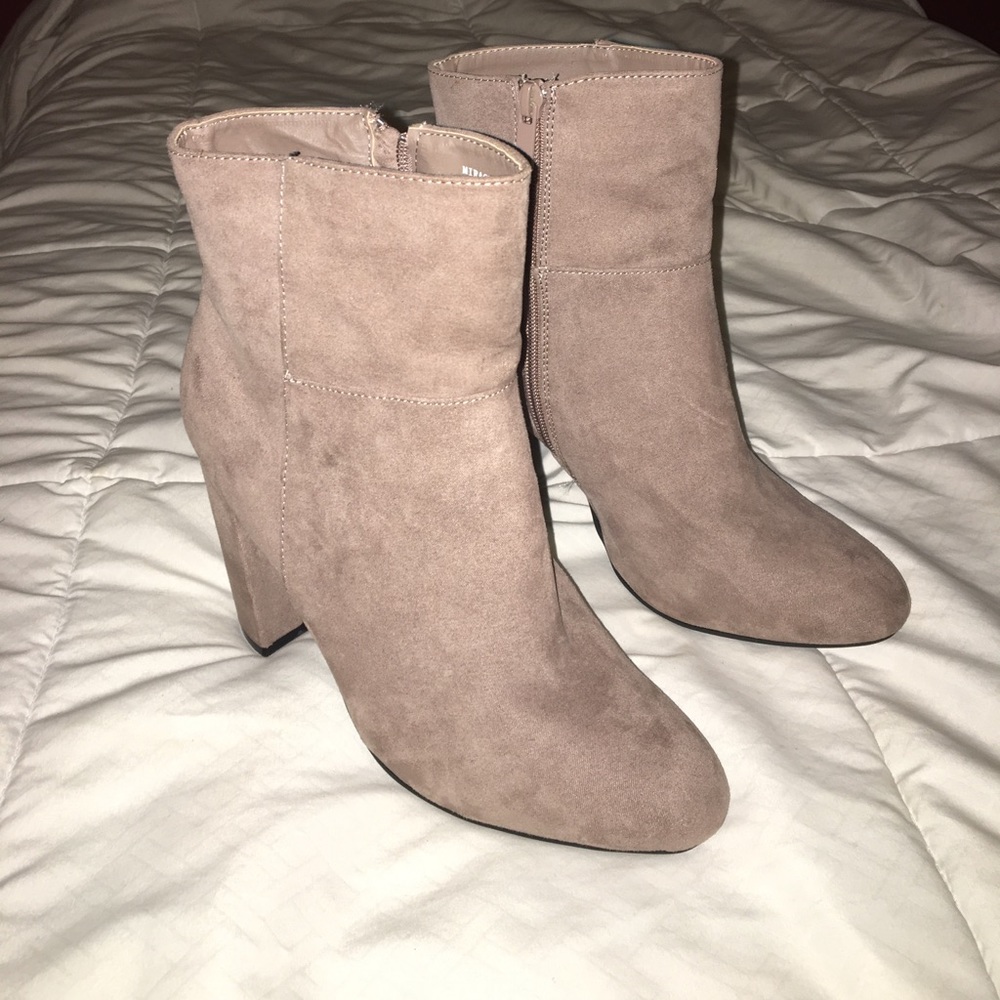 Light nude/mauve booties