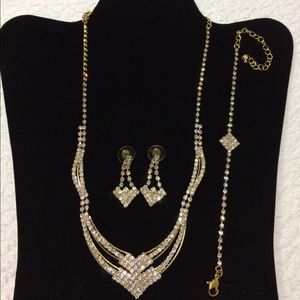 CLOSET CLOSET SALE Rhinestone necklace/ER/bracelet