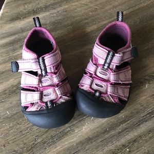 Keen sandals size 6 pink
