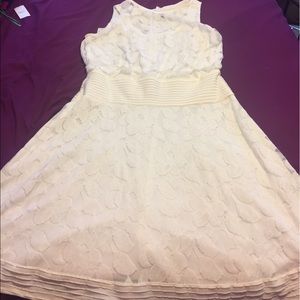 Sleeveless lace dress