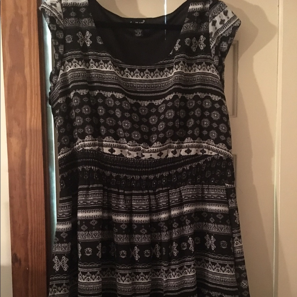 Sleeveless dress. Black, gray and white.