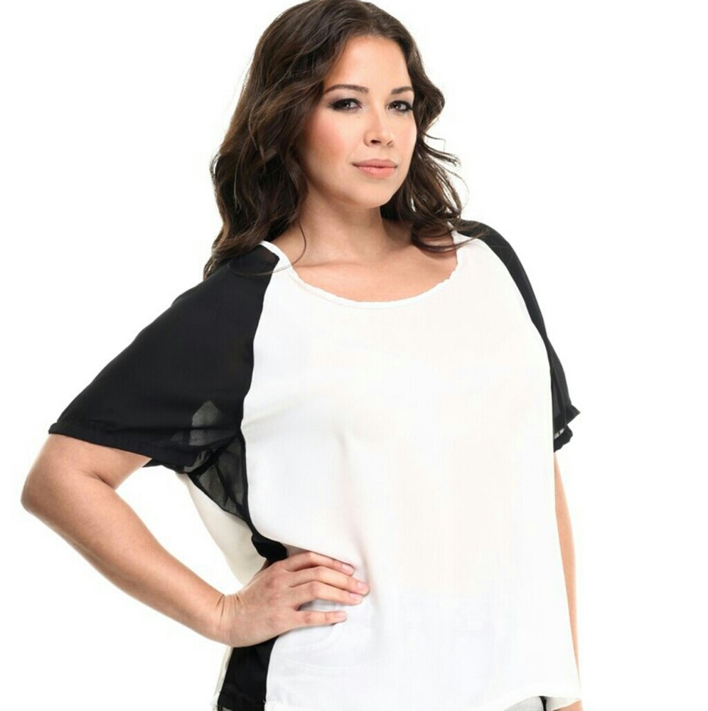 New women's white and black top by Ali and Kris.