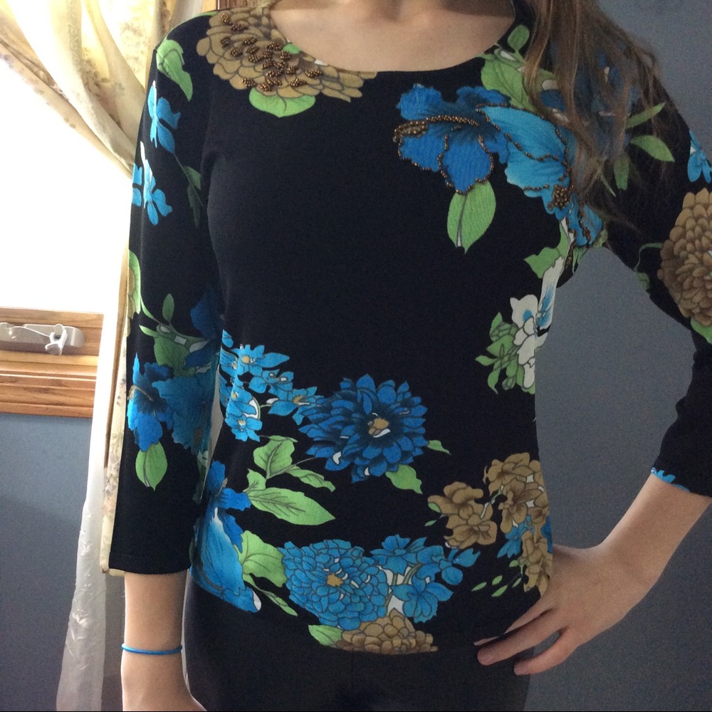 Beautiful blouse - Picture 2 of 4