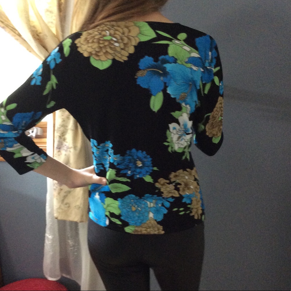 Beautiful blouse - Picture 3 of 4