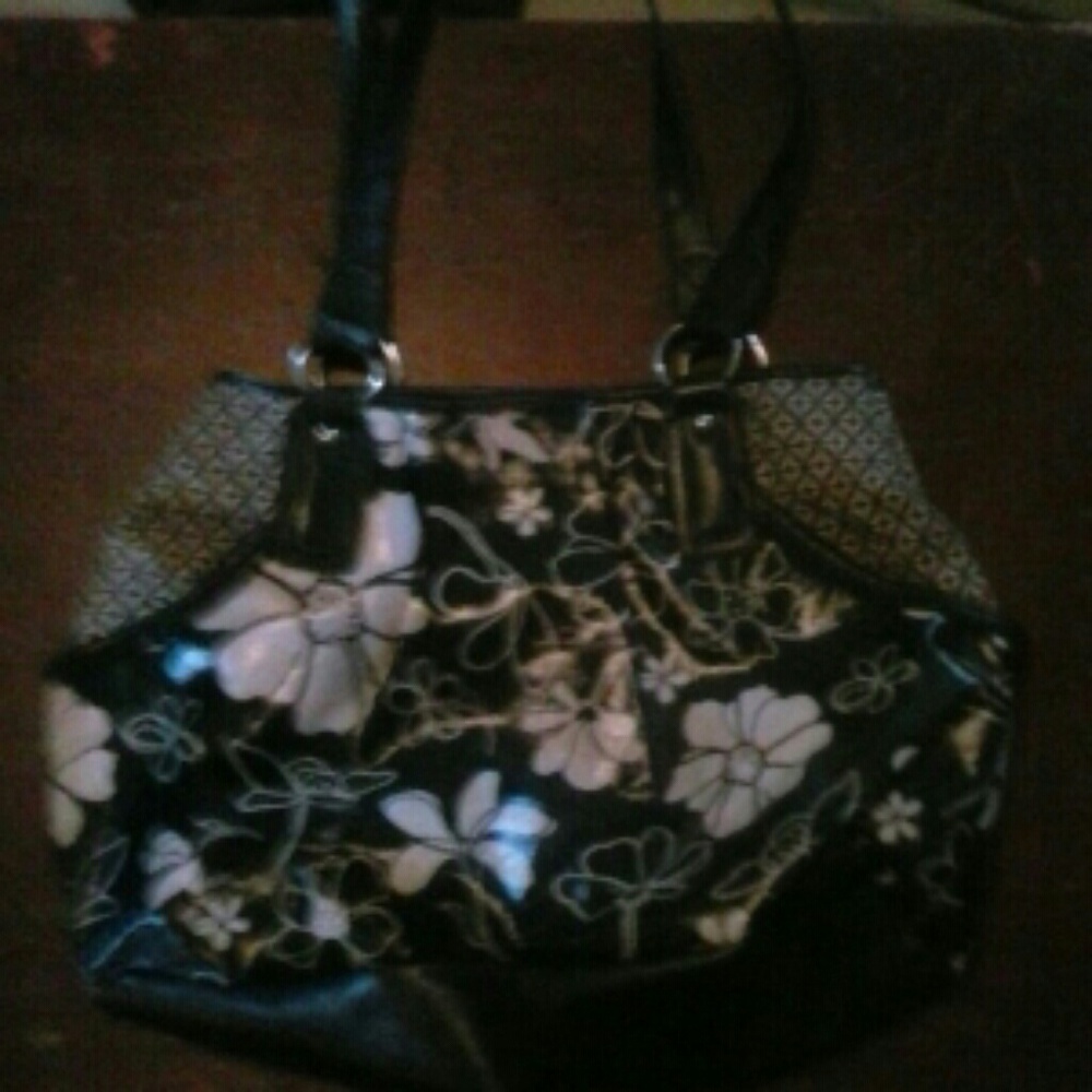 A large b/w flower purse