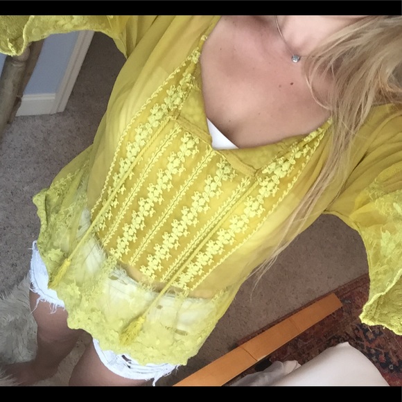 Cute lace blouse - Picture 1 of 4