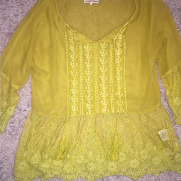 Cute lace blouse - Picture 2 of 4