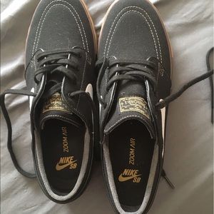 Janoski's men's size 9. Never worn