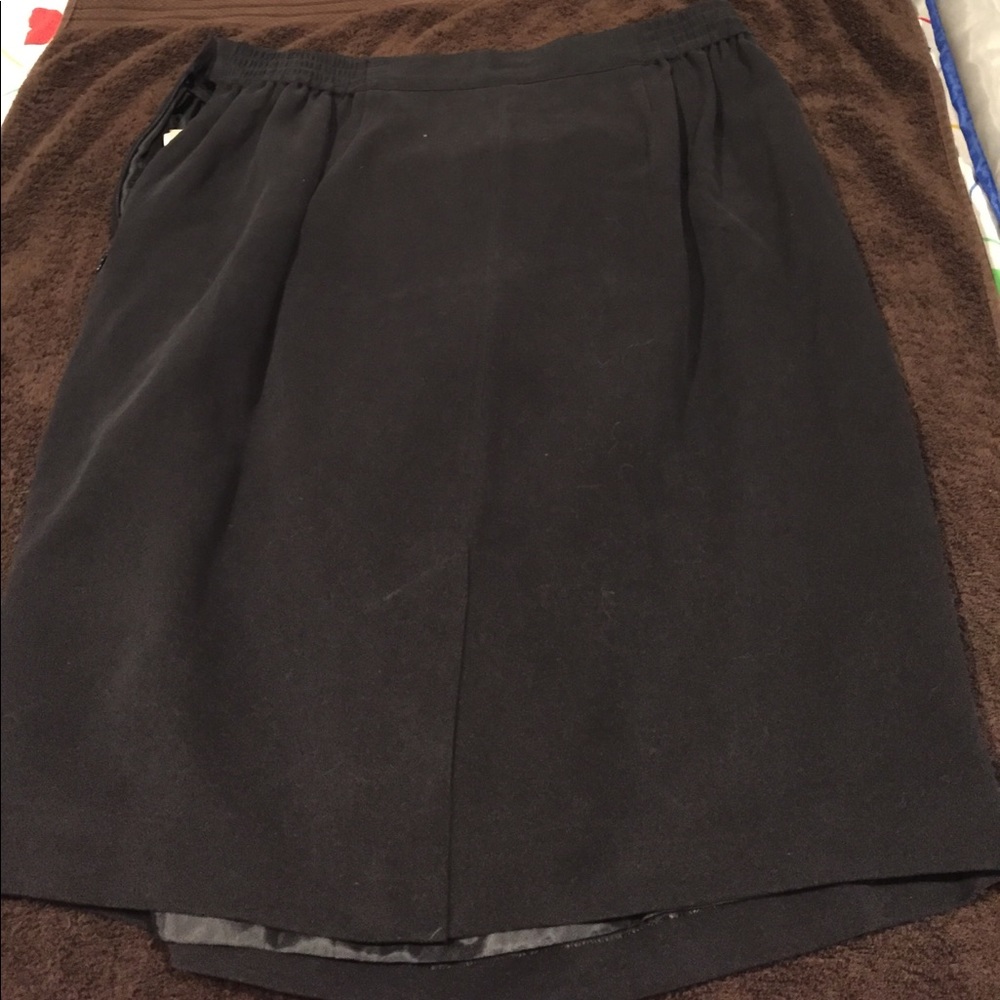 Elizabeth Liz Claiborne Beautiful Silk skirt