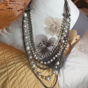 STATEMENT Pearl and rhinestone necklace