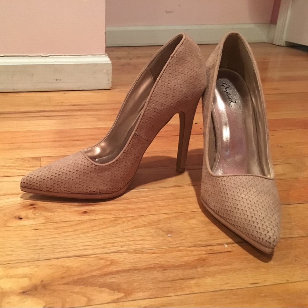 Scale-detailing tan pumps