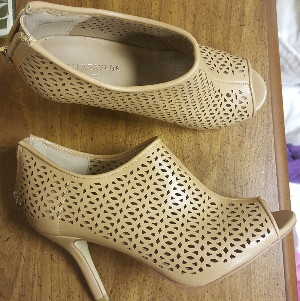 Ann Taylor adorable heels!