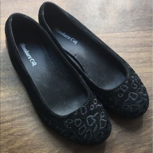 SALE! 💥 SKECHERS SUEDE FLATS