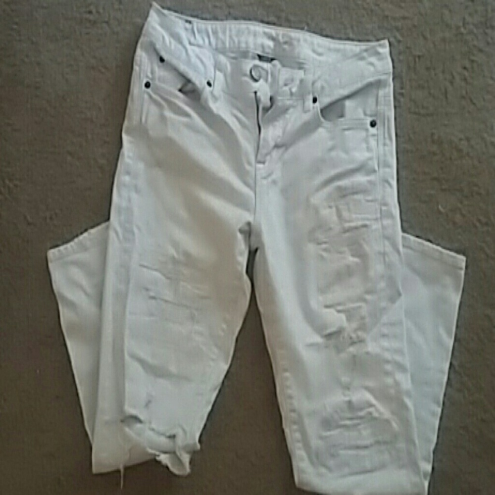 White distressed jeans