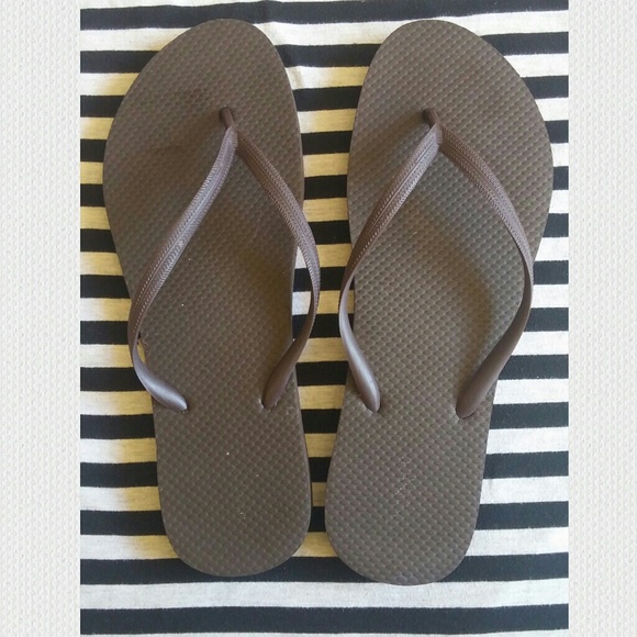 Free in 2+Bundle Brown Old Navy Flip Flops - Picture 2 of 5