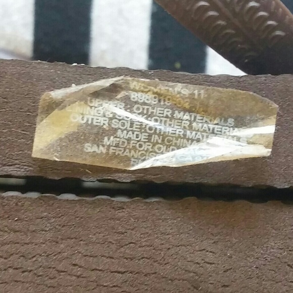 Free in 2+Bundle Brown Old Navy Flip Flops - Picture 4 of 5