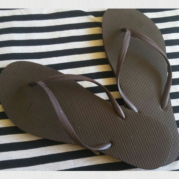 Free in 2+Bundle Brown Old Navy Flip Flops - Picture 5 of 5