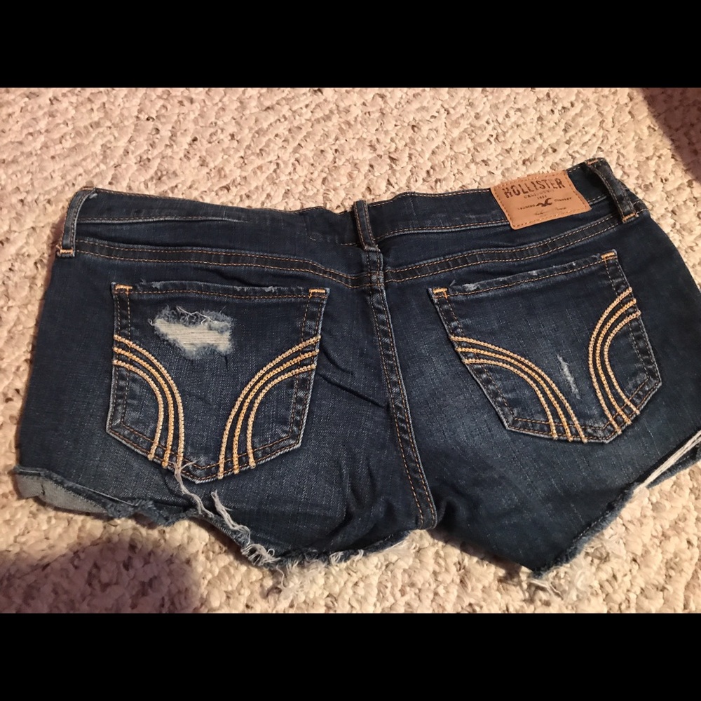 Jean shorts with worn pockets