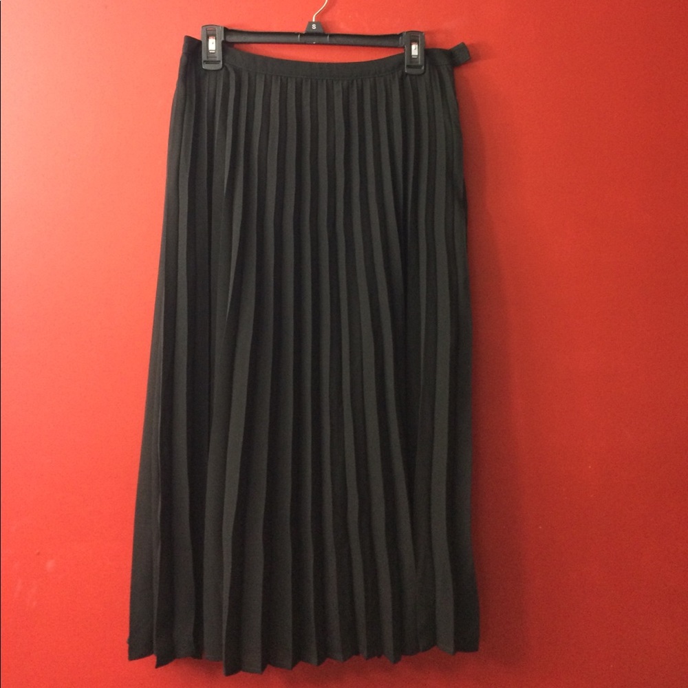 Black pleated skirt