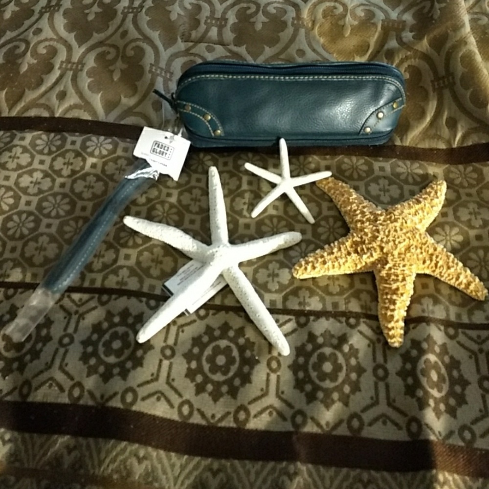 *MAKE OFFER on this ADORABLE Teal Wristlet- NEW