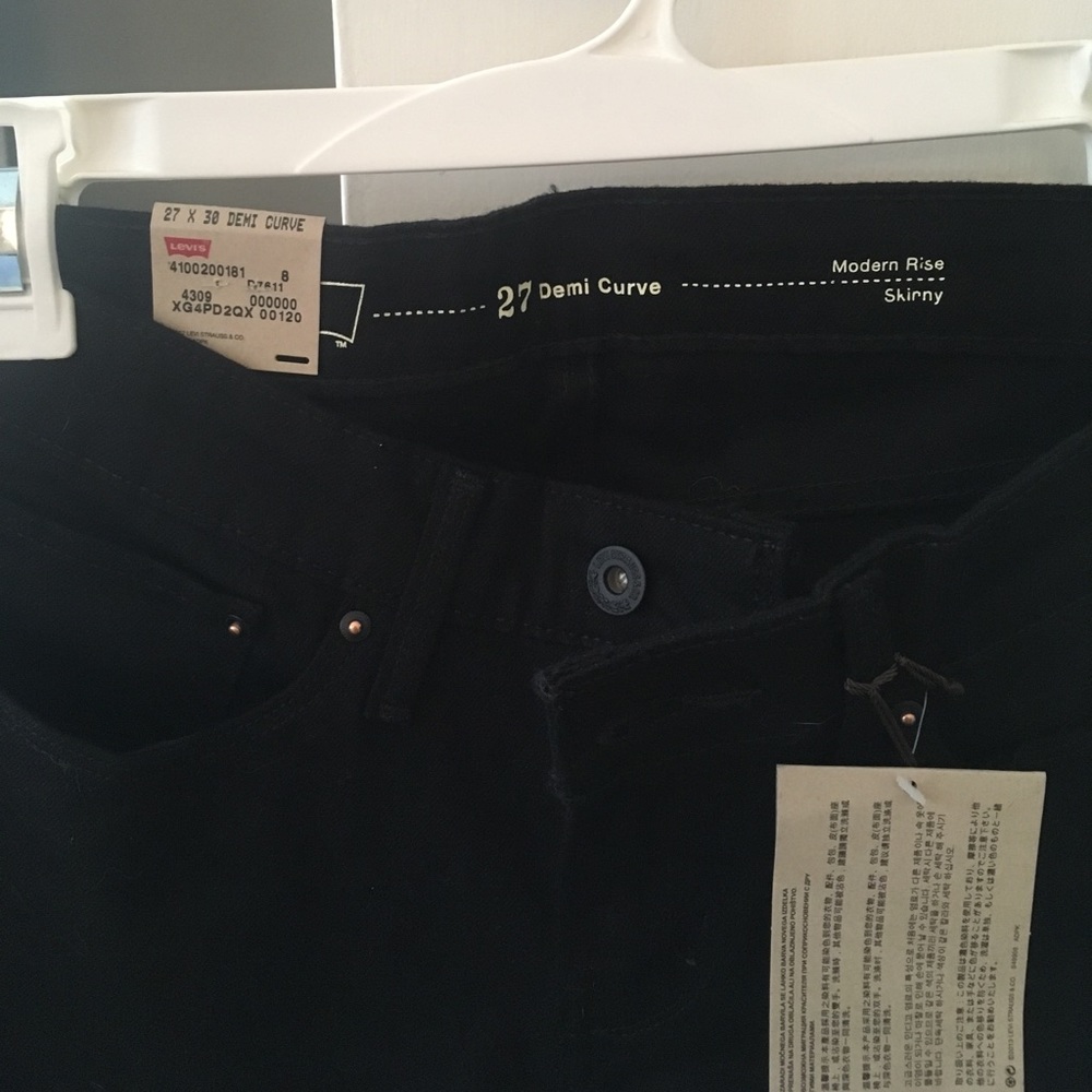 Black Levi's jeans