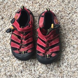 Boys keen sandals