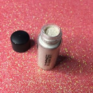 Little MAC Vanilla eyeshadow pigment