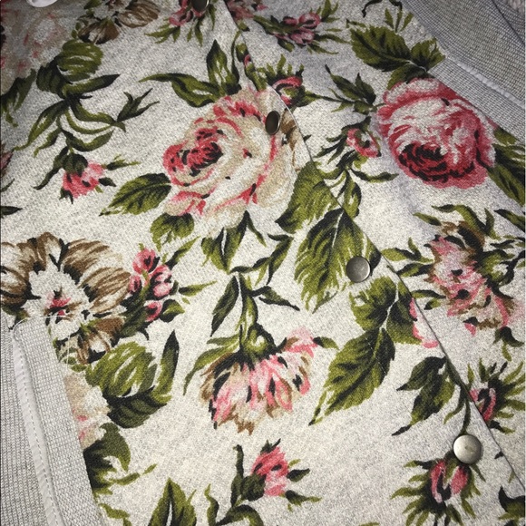 MUST HAVE! Floral Lightweight Sweater Jacket 🌸🌺 - Picture 4 of 4