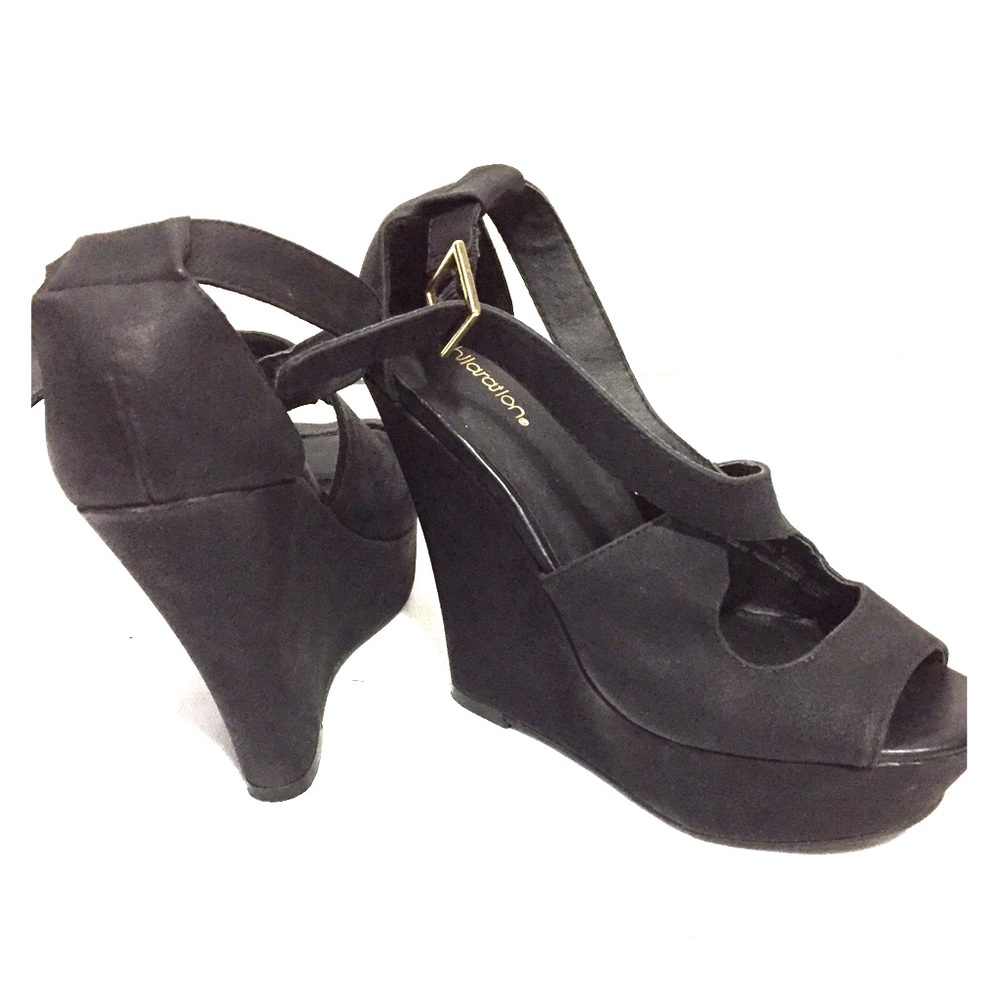 Black peep-toe wedges